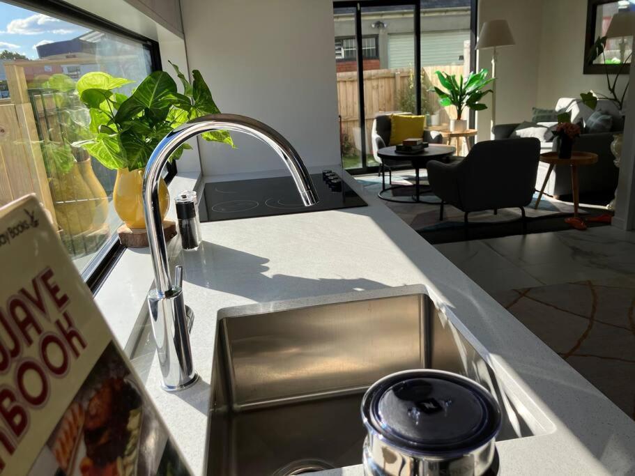 2-Bedroom Ensuite, Close To City, Comfortable, Accessible With Own Parking Christchurch Ngoại thất bức ảnh